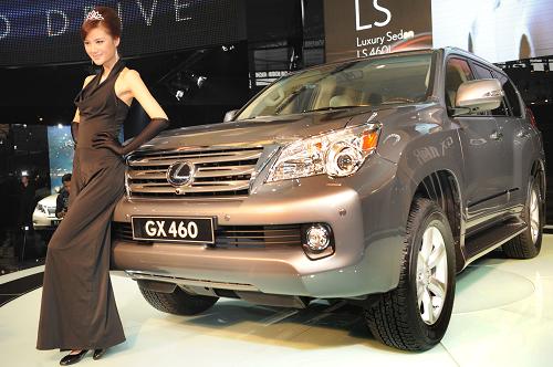 A model displays a Lexus GX460 SUV during the 7th Guangzhou International Auto Show in Guangzhou, capital of south China&apos;s Guangdong Province, Nov. 25, 2009. [Lu Hanxin/Xinhua]