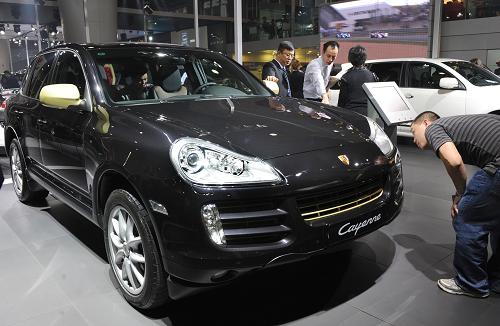 A Porsche Cayenne SUV is seen during the 7th Guangzhou International Auto Show in Guangzhou, capital of south China&apos;s Guangdong Province, Nov. 25, 2009. [Lu Hanxin/Xinhua] 