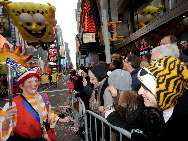 A clown hails the spectators during the 83rd Macy's Thanksgiving parade in New York, the U.S., Nov. 26, 2009. [Shen Hong/Xinhua]