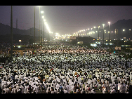 Muslim pilgrims gather at Mount Arafat, southeast of Mecca, Saudi Arabia, on Nov. 26, 2009. The annual Hajj started on Nov. 25. [Xinhua]