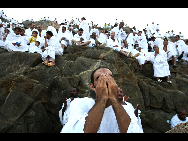 Muslim pilgrims pray on Mount Mercy on the plains of Arafat outside the holy city of Mecca November 26, 2009. [Xinhua]