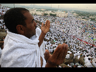 Muslim pilgrims pray on Mount Mercy on the plains of Arafat outside the holy city of Mecca November 26, 2009. [Xinhua]