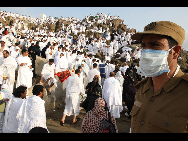 Muslim pilgrims pray on Mount Mercy on the plains of Arafat outside the holy city of Mecca November 26, 2009. [Xinhua]