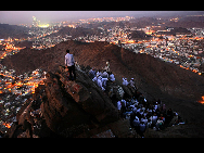  Muslim pilgrims pray on Mount Mercy on the plains of Arafat outside the holy city of Mecca November 26, 2009. [Xinhua]