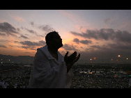  Muslim pilgrims pray on Mount Mercy on the plains of Arafat outside the holy city of Mecca November 26, 2009. [Xinhua]