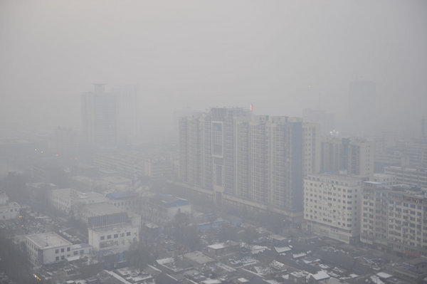 Heavy fog blankets Taiyuan, East China&apos;s Shanxi Province, November 26, 2009. [CFP]