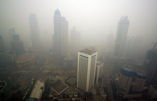 Heavy fog blankets Nanjing, East China&apos;s Jiangsu Province, November 26, 2009. [CFP]