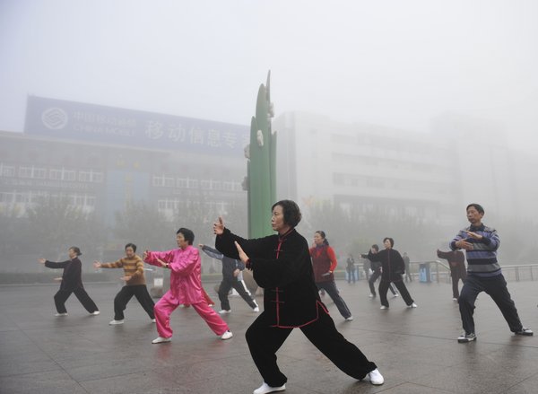 People practice Tai Chi during heavy fog in Zhoushan, East China&apos;s Zhejiang province, November 25, 2009. [CFP] 