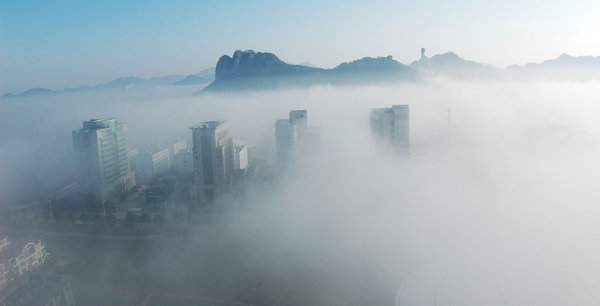 Heavy fog blankets wenling, East China&apos;s Zhejiang province, November 26, 2009. [CFP]