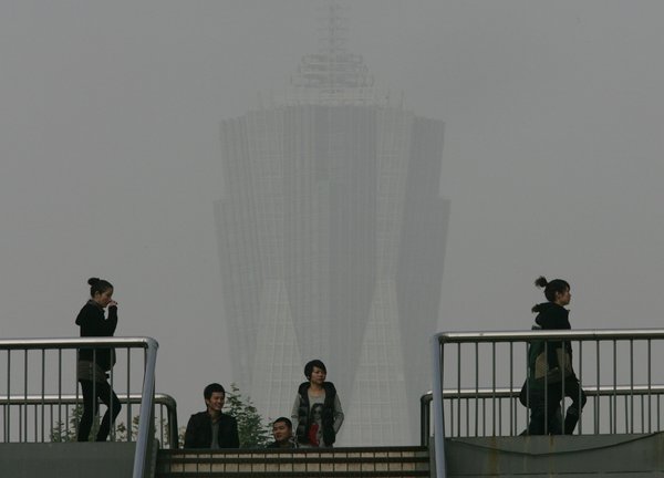 Heavy fog blankets Hangzhou, East China&apos;s Zhejiang province, November 25, 2009. [CFP]