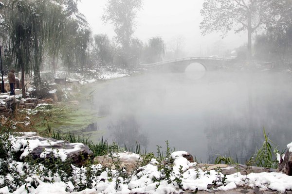 Heavy fog blankets Daming Lake in Jinan, East China&apos;s Shandong Province, November 26, 2009. [CFP]