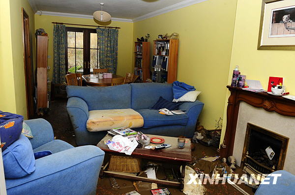 Local resident Ruth Greenhalgh&apos;s house is in a mess after a flood in Cockermouth, northwest England, Nov. 26, 2009. The British Environment Agency has announced that only one flood warning remains in force in Cumbria, a week after unprecedented rainfall prompted some of the country&apos;s worst ever flooding, while Cumbria County Council has said that 21 road bridges are still closed. [Zeng Yi/Xinhua]