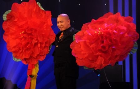 Fan Longxiang, a Chinese magician performs at a magic competition held in Guannan County of east China&apos;s Jiangsu Province, Nov. 26, 2009. Forty-one magicians from 6 Asian countries and regions took part in the magic competition started on Thursday. Winners will be announced on Saturday. [Jiang Fan/Xinhua]
