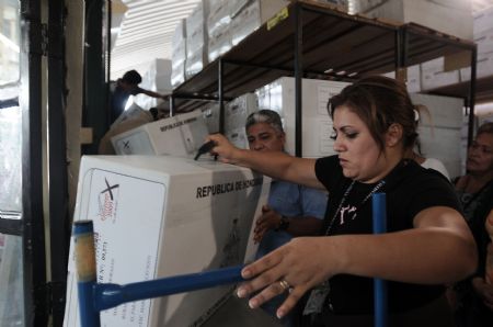 Workers unload the documents for the upcoming general election in Tegucigalpa, capital of Honduras, on Nov. 26, 2009. The election is scheduled on Nov. 27, 2009. [Rafael Ochoa/Xinhua]