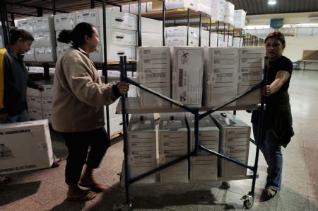 Workers unload the documents for the upcoming general election in Tegucigalpa, capital of Honduras, on Nov. 26, 2009. The election is scheduled on Nov. 27, 2009. [Rafael Ochoa/Xinhua]