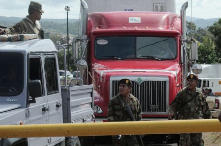 Policemen guard the van loaded with the documents for the upcoming general election in Tegucigalpa, capital of Honduras, on Nov. 26, 2009. The election is scheduled on Nov. 27, 2009. [Rafael Ochoa/Xinhua] 