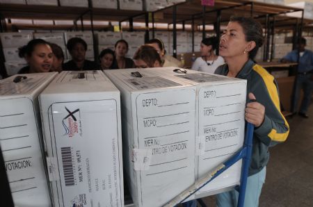 Workers unload the documents for the upcoming general election in Tegucigalpa, capital of Honduras, on Nov. 26, 2009. The election is scheduled on Nov. 27, 2009. [Rafael Ochoa/Xinhua]