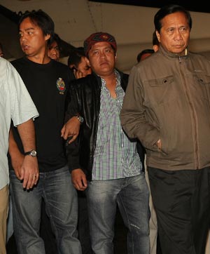 Maguindanao Massacre suspect Andal Ampatuan Jr. (C) is escorted by National Bureau of Investigation agents after arriving at the Villamor Airbase in Manila, capital of Philippines, Nov. 26, 2009. [Xinhua]