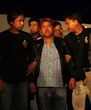 Maguindanao Massacre suspect Andal Ampatuan Jr. (C) is escorted by National Bureau of Investigation agents after arriving at the Villamor Airbase in Manila, capital of Philippines, Nov. 26, 2009. [Xinhua]