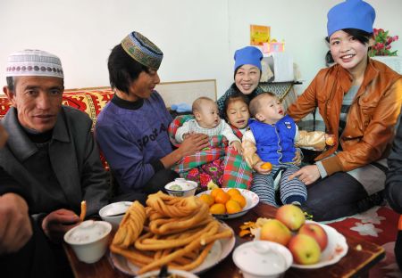 A family of muslims enjoy themselves at home to celebrate the Corban Festival, or Eid Al-adha in Tongxin County, northwest China&apos;s Ningxia Hui Autonomous Region, Nov. 27, 2009. [Wang Peng/Xinhua]