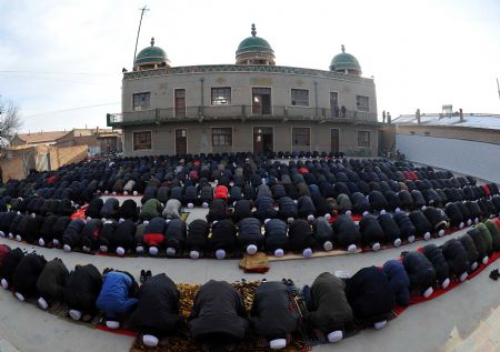 Muslims pray at a mosque to celebrate the Corban Festival, or Eid Al-adha in Tongxin County, northwest China&apos;s Ningxia Hui Autonomous Region, Nov. 27, 2009. [Wang Peng/Xinhua]