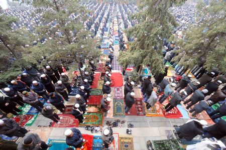 Muslims pray at a mosque to celebrate the Corban Festival, or Eid Al-adha in Xining, capital of northwest China&apos;s Qinghai Province, Nov. 27, 2009. Some 150,000 muslims gathered Friday in Xining to celebrate the festival. [Hou Deqiang/Xinhua]