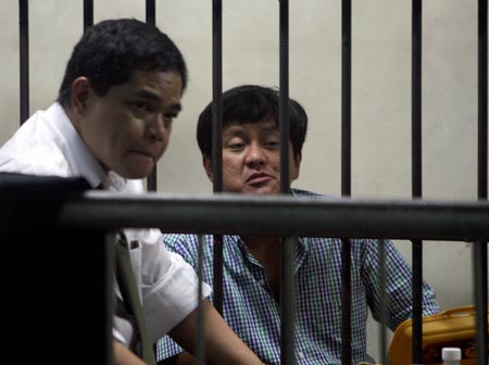 Maguindanao Massacre suspect Andal Ampatuan Jr. (R) speaks with his lawyer in detention in a National Bureau of Investigation cell in Manila, capital of Philippines, Nov. 26, 2009. Philippine Interior Secretary Ronaldo Puno announced in the news conference Thursday in Manila&apos;s Quezon city the surrender of Andal Ampatuan Jr. who was implicated in the massacre of 57 journalists, lawyers and political supporters in Maguindanano province in southern Philippines is the worst political violence in recent history.(Xinhua Photo)