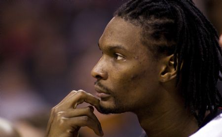 Toronto Raptors forward Chris Bosh (4) watches his team lose to the Charlotte Bobcats during their NBA basketball game in Charlotte, North Carolina November 25, 2009.(Xinhua/Reuters Photo)