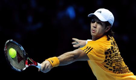 Spain's Fernando Verdasco returns the ball to Britain's Andy Murray during their ATP World Tour Finals tennis match at the 02 Arena in London November 26, 2009. 