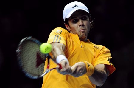 Spain's Fernando Verdasco returns the ball to Britain's Andy Murray during their ATP World Tour Finals tennis match at the 02 Arena in London November 26, 2009.