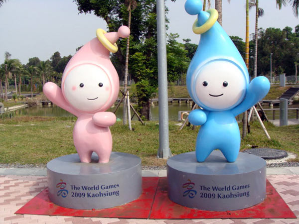 The two mascots were standing in the entrance. [Photo: CRIENGLISH.com]