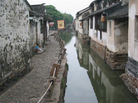 A glimpse of the beautiful sceneries in Zhouzhuang. [chinadaily.com.cn] 