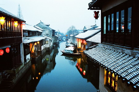 A snowy night in Zhouzhuang, east China's Jiangsu province. [File Photo]