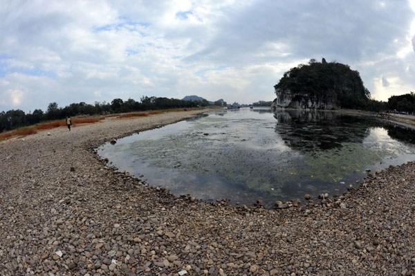 The once-majestic waters of the Elephant Trunk Hills in Guilin are now reduced to a small, murky pool. Nov. 8, 2009. [Chen Ruihua/Xinhua] 