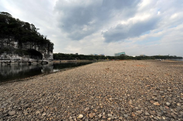 A large area of the riverbed of Lijiang River is bared to the elements. Nov. 8, 2009. [Chen Ruihua/Xinhua]