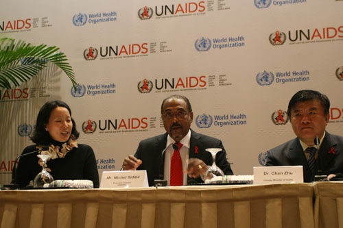 Executive Director of UNAIDS Michel Sidibé (middle) and Health Minister of China Chen Zhu meet with the press in Shanghai, November 24, 2009. [Wang Zhiyong/China.org.cn]