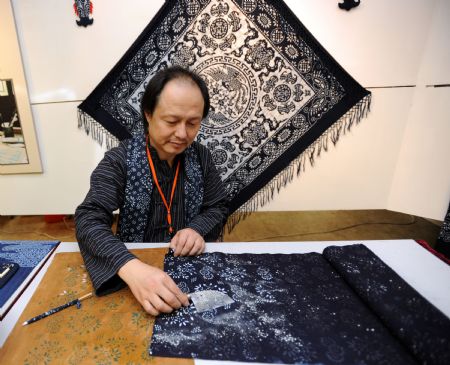 Wu Yuanxin from Nantong City performs the printing and dyeing technique at the Chinese Intangible Cultural Heritage Show held in Taipei, Taiwan, Nov. 27, 2009.