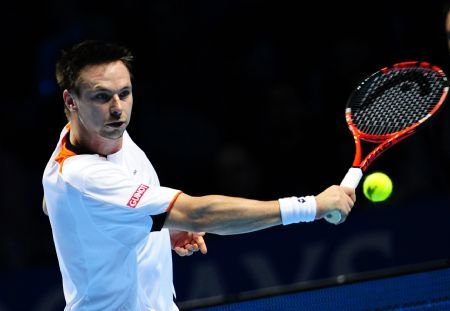 Robin Soderling of Sweden returns the ball during the ATP World Tour Finals Group B Singles third round match against Nikolay Davydenko of Russia in London, capital of Britain, Nov. 27, 2009. Davydenko won 2-1.