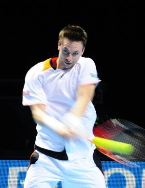 Robin Soderling of Sweden returns the ball during the ATP World Tour Finals Group B Singles third round match against Nikolay Davydenko of Russia in London, capital of Britain, Nov. 27, 2009. Davydenko won 2-1.