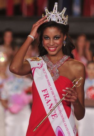 Winner Emene Alexandra (C) from France is crowned at the 21st Miss Model of the World International Grand Final Contest held in Shenzhen, south China's Guangdong Province, Nov. 26, 2009. The 21st Miss Model of the World International Grand Final Contest was concluded in Shenzhen on Thursday, attracting 60 contestants around the world in the competition.