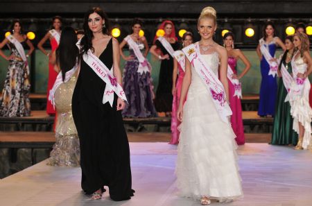 Contestants present evening dress at the 21st Miss Model of the World International Grand Final Contest held in Shenzhen, south China's Guangdong Province, Nov. 26, 2009. The 21st Miss Model of the World International Grand Final Contest was concluded in Shenzhen on Thursday, attracting 60 contestants around the world in the competition.
