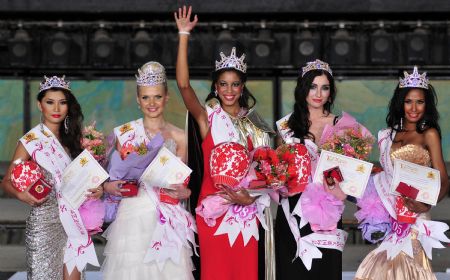 Winners pose for a group photo at the 21st Miss Model of the World International Grand Final Contest held in Shenzhen, south China's Guangdong Province, Nov. 26, 2009. The 21st Miss Model of the World International Grand Final Contest was concluded in Shenzhen on Thursday, attracting 60 contestants around the world in the competition.