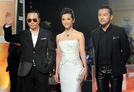 Actors Zhang Hanyu (L), Alec Su and Li Bingbing (C), cast members of the film "The Message", arrive for the 46th Golden Horse Awards in Taipei, Taiwan, Nov. 28, 2009.