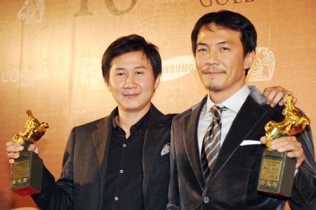 Director Leon Dai (R) and actor Chen Wen-pin hold trophies after winning the Best Original Screenplay awards for the film " No Puedo ViVir Sin Ti " at the 46th Golden Horse Awards in Taipei, Taiwan, Nov. 28, 2009. 