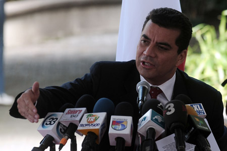 Elvin Santos, presidential candidate of Honduras' Liberal Party, addresses the media in Tegucigalpa Nov. 28, 2009. (Xinhua/Rafael Ochoa)