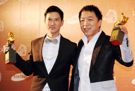  Hong Kong actor Nick Cheung (L) and Chinese actor Huang Bo hold their awards for Best Leading Actor at the 46th Golden Horse Awards in Taipei, southeast China's Taiwan Province, Nov. 28, 2009. (Xinhua/Wu Ching-teng)