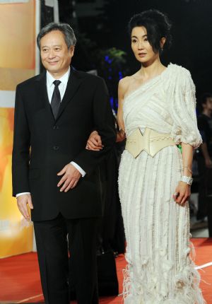 Chinese Hong Kong actress Maggie Cheung (R) and director Ang Lee of China's Taiwan Province pose on the red carpet at the 46th Golden Horse Awards in Taipei, southeast China's Taiwan Province, Nov. 28, 2009. (Xinhua/Wu Ching-teng)