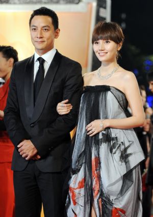 Hong Kong actor Daniel Wu (L) and Chinese actress Yuan Quan pose on the red carpet at the 46th Golden Horse Awards in Taipei, southeast China&apos;s Taiwan Province, Nov. 28, 2009. (Xinhua/Wu Ching-teng)