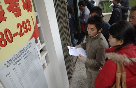 Examinees go to take the examination in Hefei, capital of east China&apos;s Anhui Province, Nov. 29, 2009. The annual examination for selecting national public servants was held in main cities of China Sunday. (Xinhua/Li Jian) 