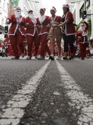 About 1,800 people dressed in Santa costumes prepare to run down the main street in central Sydney November 29, 2009. Organisers of the Variety Club Santa Fun Run, in support of a children&apos;s charity, aim to build on Sunday&apos;s event and challenge the world record for people running dressed as Santa.